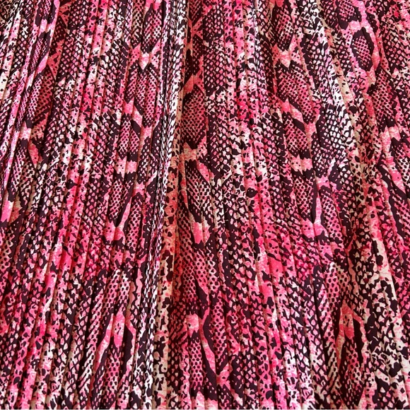 Love Is Pink Python Print Pleated Skirt Sz L NWOT - Picture 6 of 14